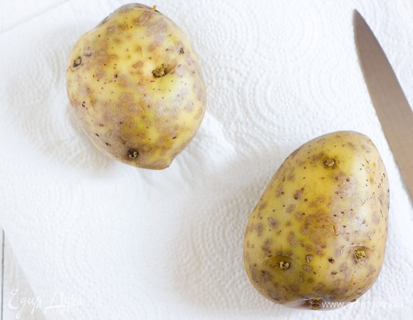Разогрейте духовку до 180°C. Картофель (крупный) хорошо промойте, тщательно обсушите, проколите вилкой в нескольких местах.
