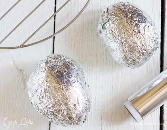 Заверните каждую картофелину в фольгу. Выложите на решетку, запекайте около 1 часа 15 минут (время зависит от размера картофеля). Достаньте из духовки, разрежьте на 4 четвертинки и остудите.