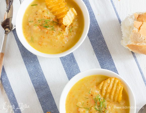 Суп измельчите блендером в пюре, затем если нужно досолите и добавьте оставшийся бульон. Разлейте по тарелкам, подавайте с крутонами или картофельными чипсами. 