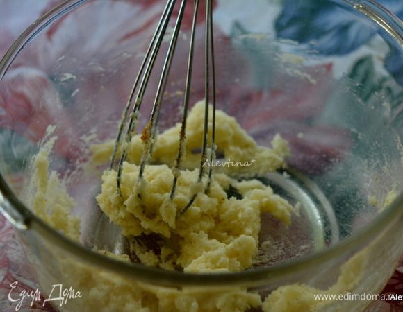 Разогреть духовку до 180°C.
Взбить сливочное масло комнатной температуры с сахаром. Добавить соль, лимонную цедру, миндальный экстракт, разрыхлитель. Все вместе взбить.