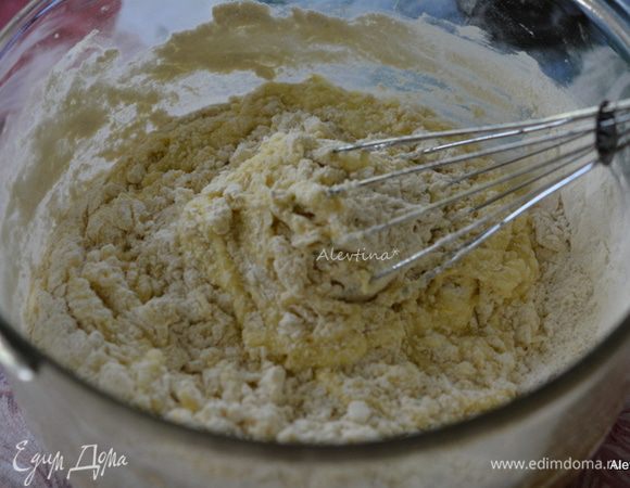 Добавить муку и перемешать. Тесто будет прилипчивым.