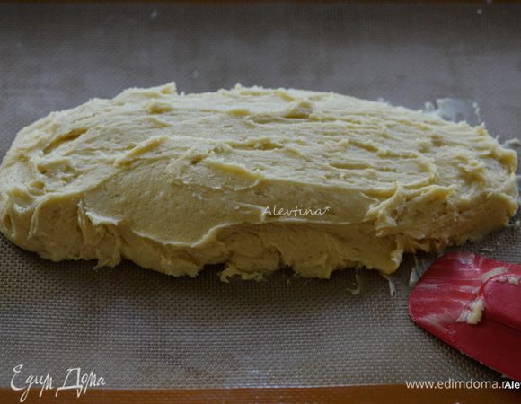 Тесто выложить в виде батона  на противень смазанный с бумагой для выпечки.