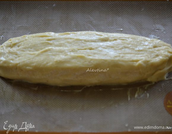 Ладони смочить холодной водой, встряхнуть. Пройтись по тесту формируя форму. Тесто будет послушным. Поставить в горячую духовку на 25 мин.