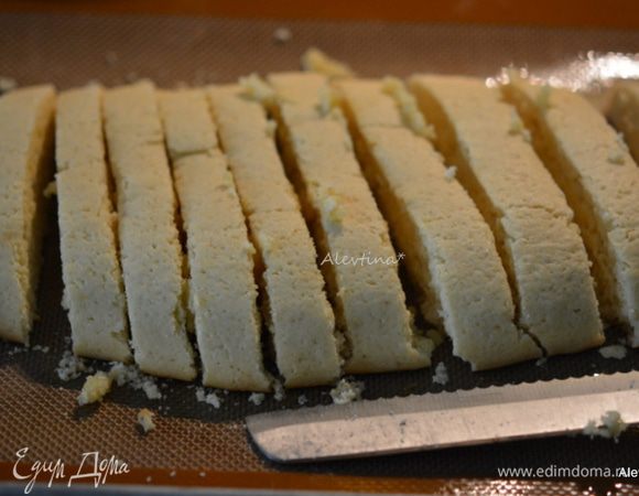 Сбавить духовку на 160°C. 
Нарезать батон аккуратно ножом. Примерно по 1 см толщина.