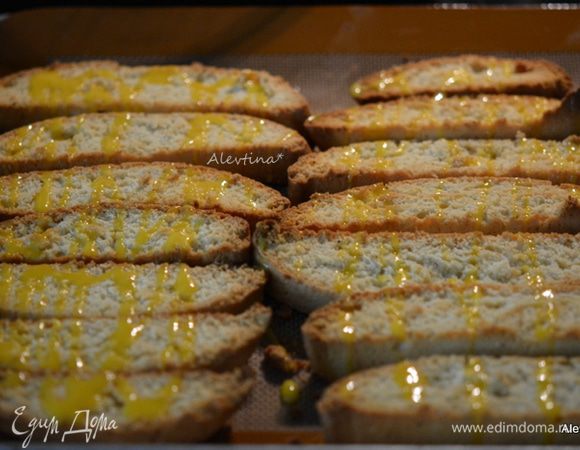 Достанем из духовки и дать ость 15 мин. Затем полить приготовленной глазурью со всех сторон.