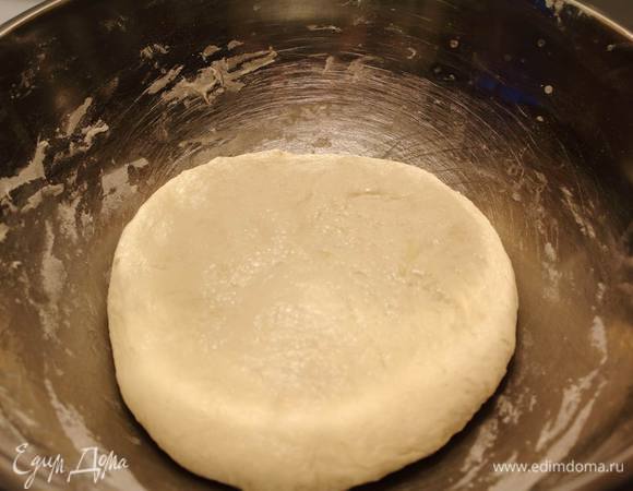 Минут через 10-15 просеиваем муку, соль и вторую чайную ложку сахара и замешиваем тесто.
Смазываем тарелку и тесто маслом, накрываем пленкой и ставим в теплое место на 1,5-2 часа на расстойку.