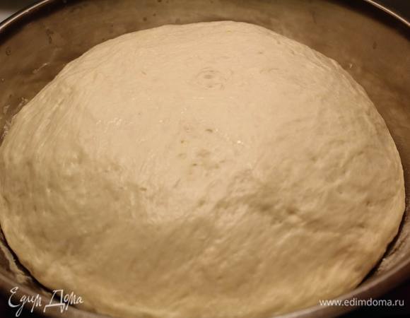 Тесто увеличилось втрое! 
Обминаем его и делим на маленькие порции (я сделала 12 булочек). 