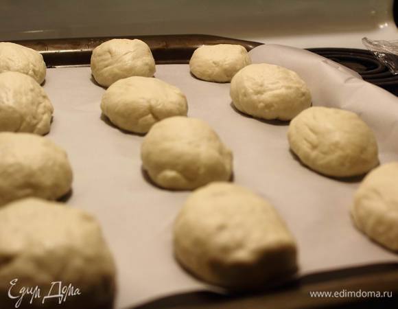 Выкладываем их на противень, слегка обваляв в муке. И снова накрываем пленкой и ставим на расстойку на 1,5-2 часа.
Хорошо поднявшиеся булочки надрезаем ножом сверху и отправляем в горячую духовку (260°C). Пекутся булочки с паром, то есть вниз духовки стоит поместить емкость с водой.