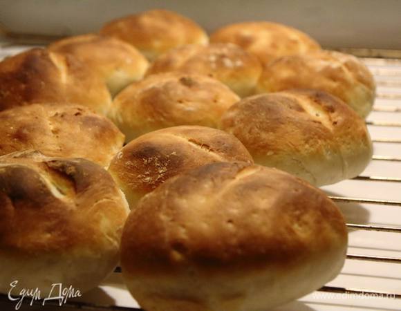 Через 13-16 минут булочки готовы.
Вытаскиваем румяных красавиц и даем им остыть на решетке.