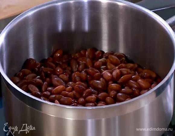 Фасоль замочить на ночь, затем отварить без соли согласно инструкции на упаковке.