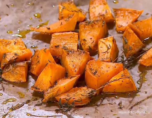 Батат почистить, нарезать небольшими кусочками, посолить, поперчить, посыпать сухими травами, сбрызнуть оливковым маслом и запекать под грилем до готовности 10–15 минут.