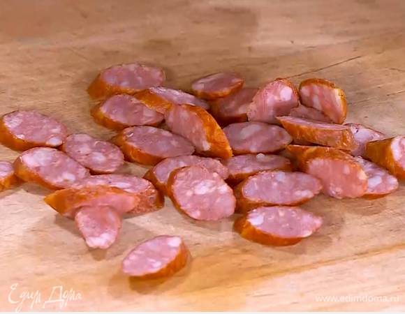 Колбаски нарезать наискосок тонкими кружками.