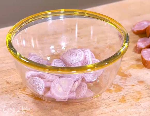 Шалот почистить, нарезать тонкими кольцами и залить уксусом.