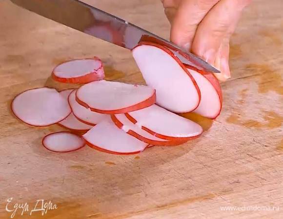 Редис нарезать тонкими кружками.