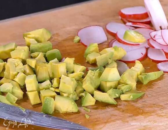 Авокадо почистить и, удалив косточку, нарезать маленькими кубиками.