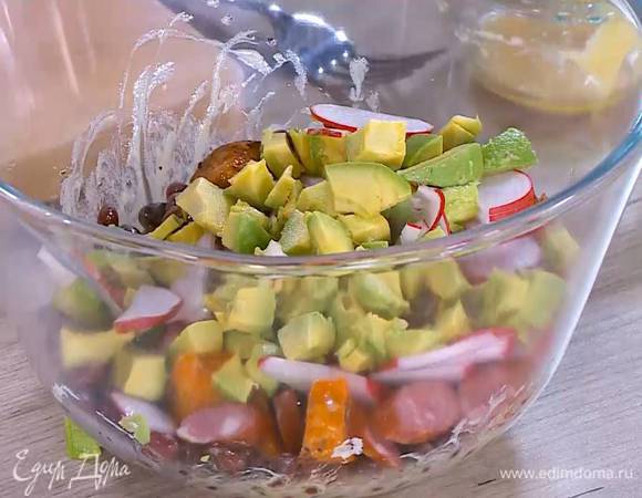 Отваренную фасоль перемешать с частью заправки, затем добавить батат, колбаски, редис, авокадо и оставшуюся заправку.