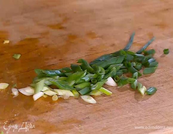 Зеленый лук тонко порезать наискосок.