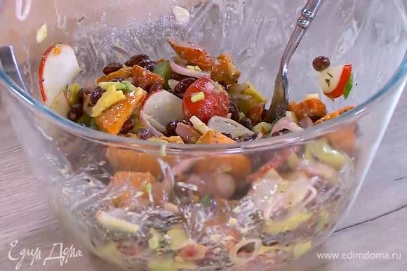 В салат добавить зеленый лук и замаринованный шалот вместе с уксусом, посолить, поперчить, посыпать кориандром и все перемешать.