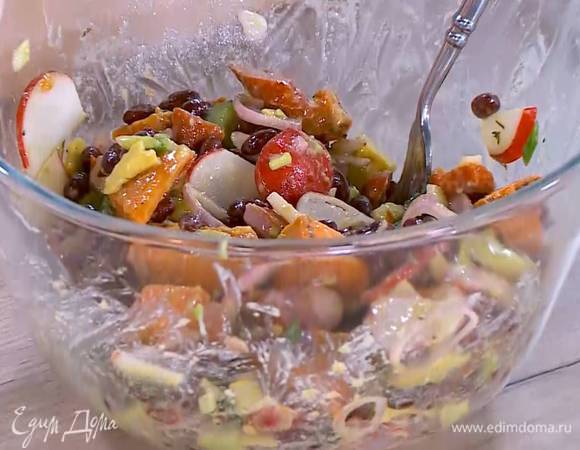 В салат добавить зеленый лук и замаринованный шалот вместе с уксусом, посолить, поперчить, посыпать кориандром и все перемешать.