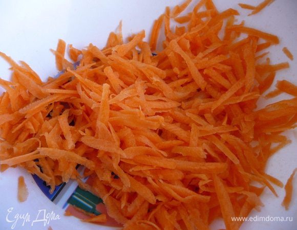 Морковь помыть, почистить, натереть на крупной терке.