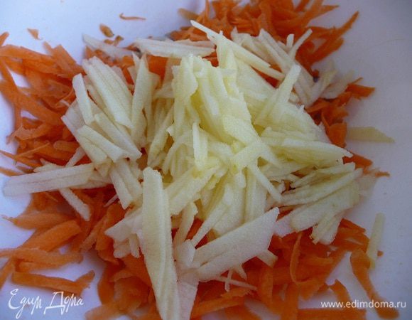 Яблоко порезать слайсами, а затем ленточками. Сбрызнуть соком лимона.