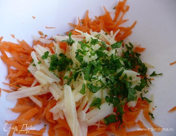 Мелко нарезать зелень.