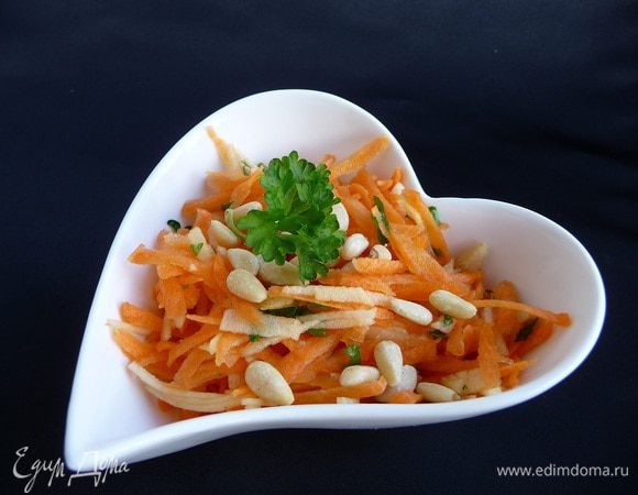 Салат переложить в салатницу, добавить орехи.