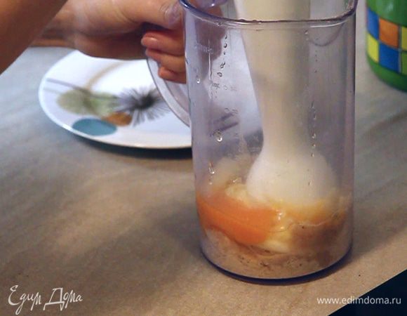 Измельчаем с помощью блендера орехи, 3-4 щепотки панировочных сухарей, лук, твердый сыр и яйцо (яйцо можно добавить непосредственно в фарш — по вашему желанию). Все хорошо перемешиваем.