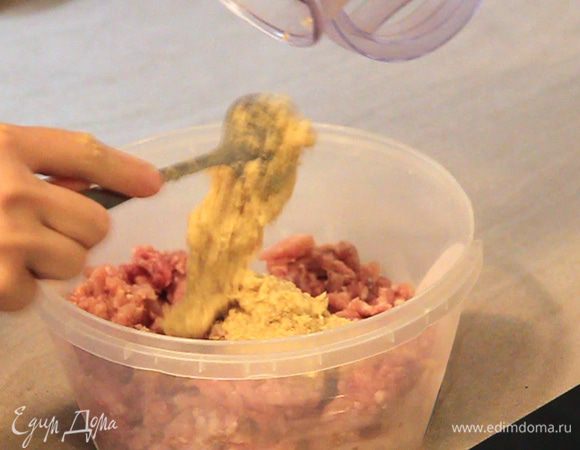 Добавляем получившуюся смесь в фарш. Солим и перчим. Все хорошо перемешиваем.