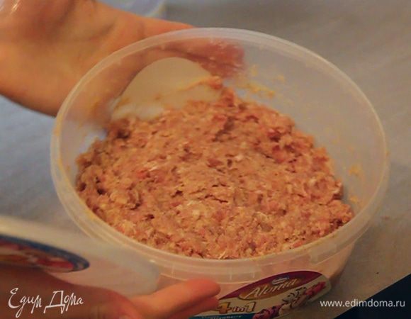 Накрываем емкость с фаршем крышкой и ставим в холодильник на 15-20 минут.