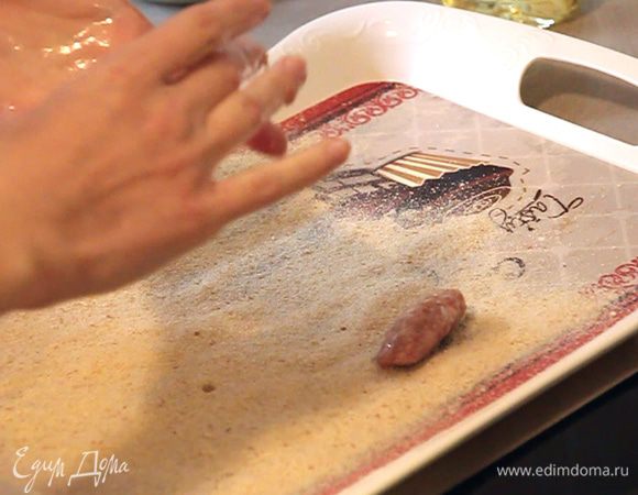 Через 15-20 минут достаем из холодильника емкость с фаршем. Немного смазываем руки растительным маслом и начинаем формировать наши котлетки.