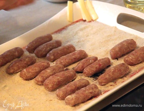 В некоторые котлетки я, для эксперимента, положила маленькие полосочки твердого сыра. Но это не является обязательным, так как в фарше уже присутствует перемолотый твердый сыр, который придаст дополнительную сочность котлеткам.