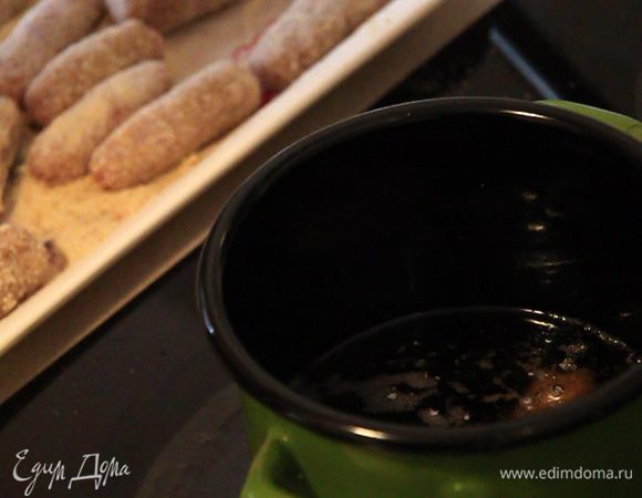 Ставим кастрюльку на плиту и наливаем в нее слой растительного масла 6-7 см высотой.