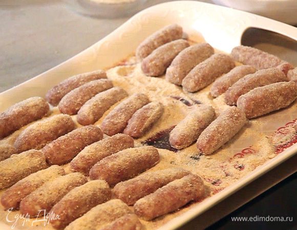 Обваливаем все котлетки в панировочных сухарях.