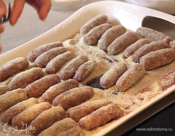 Добавляем маленький кусочек сливочного масла — это нужно для получения золотистой корочки нашим котлеткам.