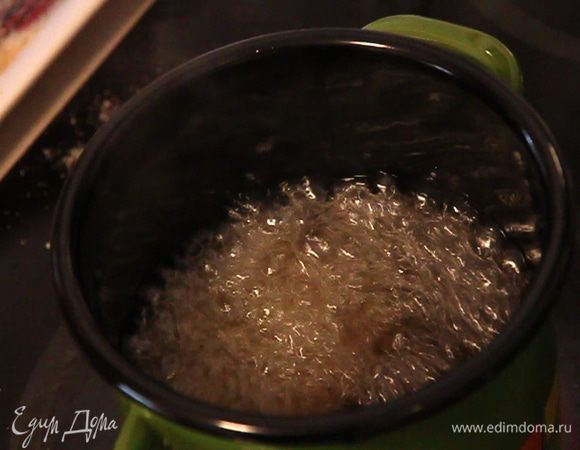 Жарим по несколько штук в кипящем масле около 3-х минут.