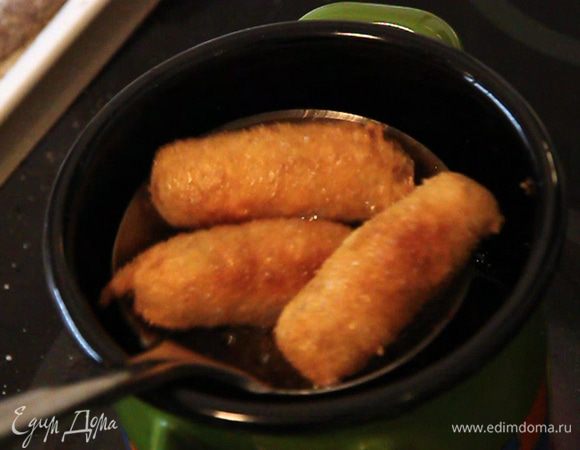 Достаем котлетки на тарелочку с помощью любой ложки либо половника с дырочками.