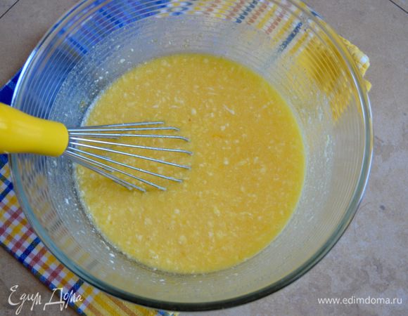 Приготовление бисквита... В миске растереть яйца с сахаром. Добавить размягченное сливочное масло, сок и лимонную цедру; как следует все размешать.