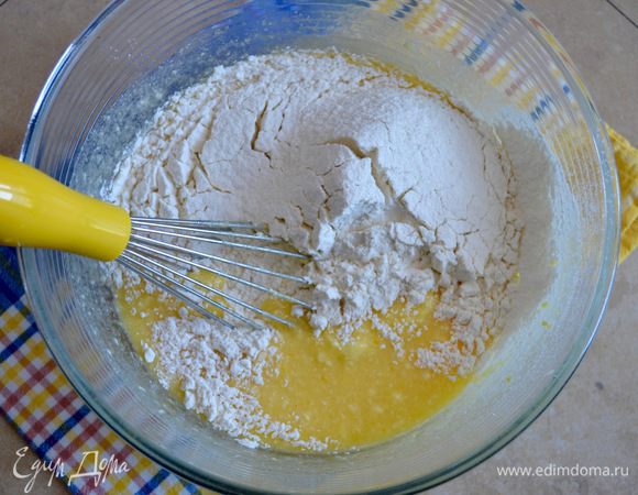 Просеять в миску муку с разрыхлителем и добавить в яичную смесь.