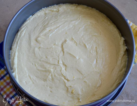 Выложить тесто в форму для выпечки (26 см) и разровнять. Выпекать в разогретой до 180°C духовке около 30 минут.