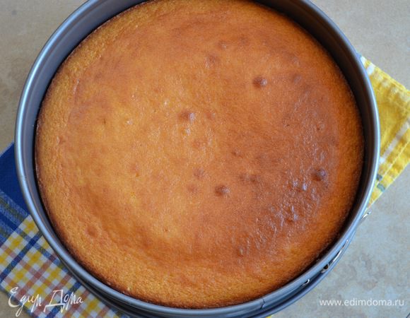 Готовность бисквита обязательно проверить тестированием на сухую деревянную палочку. Дать бисквиту постоять в форме 15 минут, затем выложить на решетку и полностью остудить!