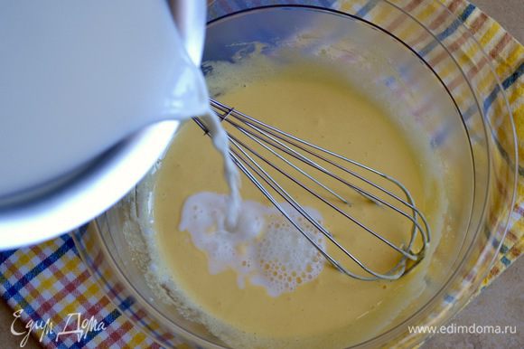 Для крема поставить молоко нагреваться на огонь. Отдельно в миске растереть желтки с сахаром и ванилином (добавить по вкусу), добавить столовую ложку крахмала и перемешать, чтобы не было комочков. Влить немного теплого молока и размешать, чтобы яйца не свернулись.