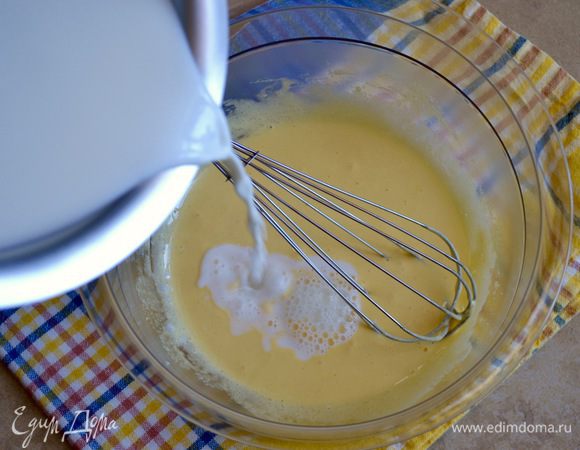 Для крема поставить молоко нагреваться на огонь. Отдельно в миске растереть желтки с сахаром и ванилином (добавить по вкусу), добавить столовую ложку крахмала и перемешать, чтобы не было комочков. Влить немного теплого молока и размешать, чтобы яйца не свернулись.