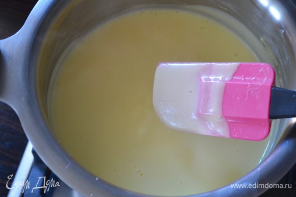 Перелить весь крем в кастрюльку с оставшимся молоком и варить на среднем огне до готовности, постоянно помешивая! Крем не должен закипеть, так как это не заварной крем в чистом виде... Фактически, он должен достигнуть температуры около 82°C. Если у вас нет кулинарного термометра, то просто ориентируйтесь по состоянию самого крема — он должен загустеть настолько, чтобы на силиконовой лопатке (ложке) оставался слой крема (как на фото). Сразу снять крем с огня и полностью остудить.