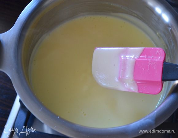 Перелить весь крем в кастрюльку с оставшимся молоком и варить на среднем огне до готовности, постоянно помешивая! Крем не должен закипеть, так как это не заварной крем в чистом виде... Фактически, он должен достигнуть температуры около 82°C. Если у вас нет кулинарного термометра, то просто ориентируйтесь по состоянию самого крема — он должен загустеть настолько, чтобы на силиконовой лопатке (ложке) оставался слой крема (как на фото). Сразу снять крем с огня и полностью остудить.