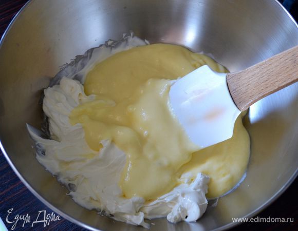 В миске размягчить маскарпоне, добавить к нему остывший крем и осторожно перемешать.