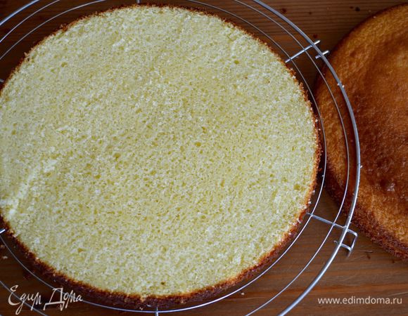 Бисквит разрезать на два одинаковых коржа.
