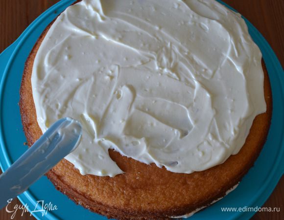 Накрыть вторым коржом, смазать верх и бока торта оставшимся кремом.