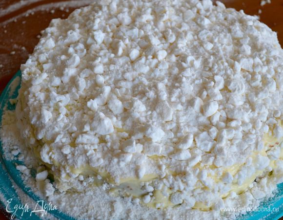Безе (меренги) поломать на маленькие кусочки и обсыпать ими весь торт. Убрать в холодильник минимум на 2 часа. Имейте ввиду, что через пару часов крем впитает в себя немного крошки из меренг, поэтому возможно, вам потребуется еще немного добавить безе перед подачей торта на стол!
