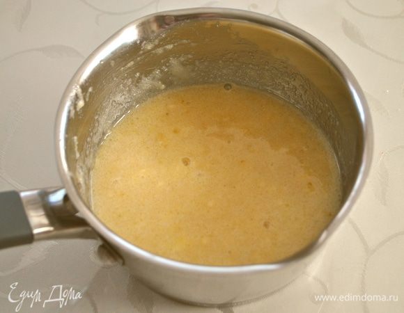 Разминаем тщательно вилкой. Если банан очень спелый, то никаких усилий прикладывать не придется.